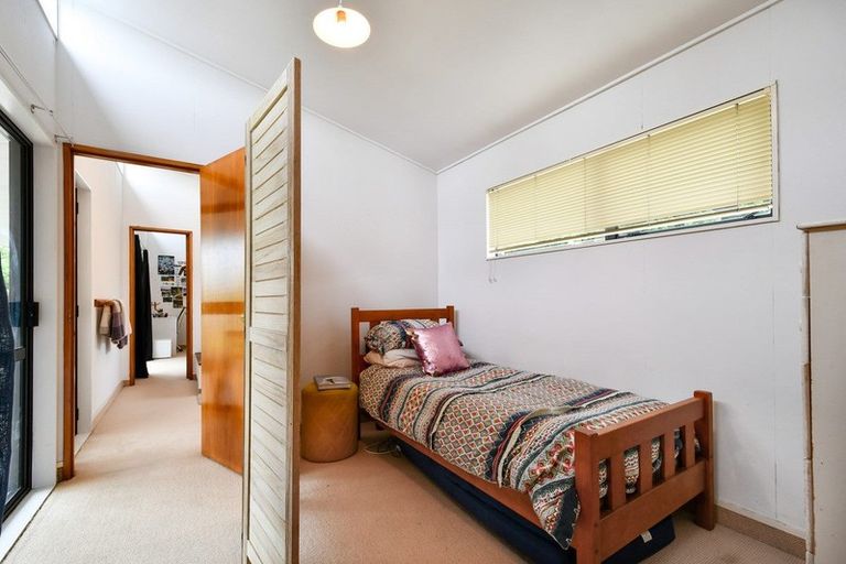 Photo of property in 16 Opanuku Road, Henderson Valley, Auckland, 0612