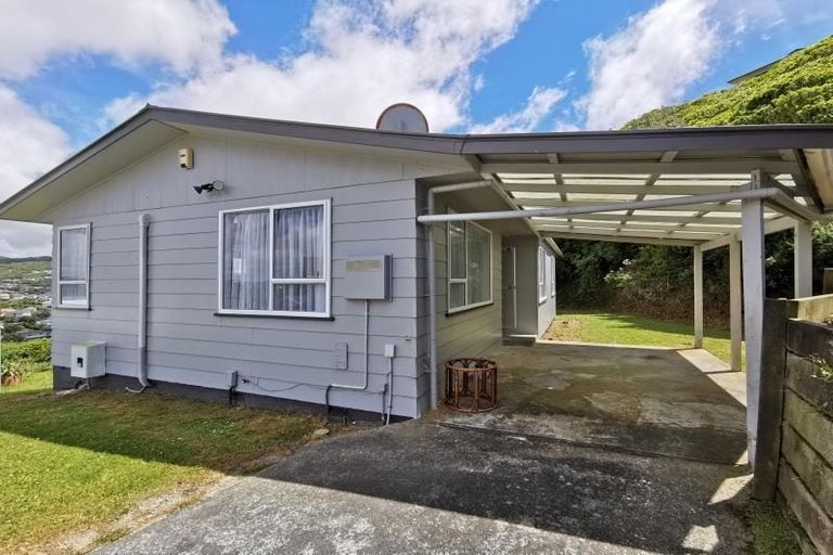Photo of property in 12 Evesham Place, Newlands, Wellington, 6037