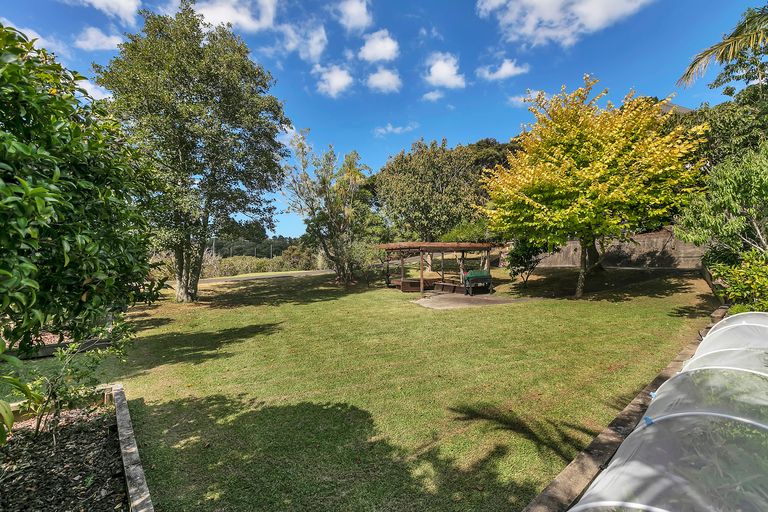 Photo of property in 12 Twin Wharf Road, Herald Island, Auckland, 0618