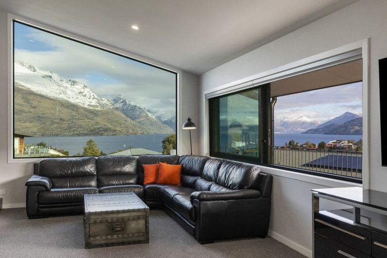 Photo of property in 18 Poplar Drive, Kelvin Heights, Queenstown, 9300