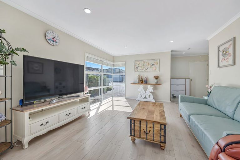 Photo of property in 10 Reno Way, Flat Bush, Auckland, 2016