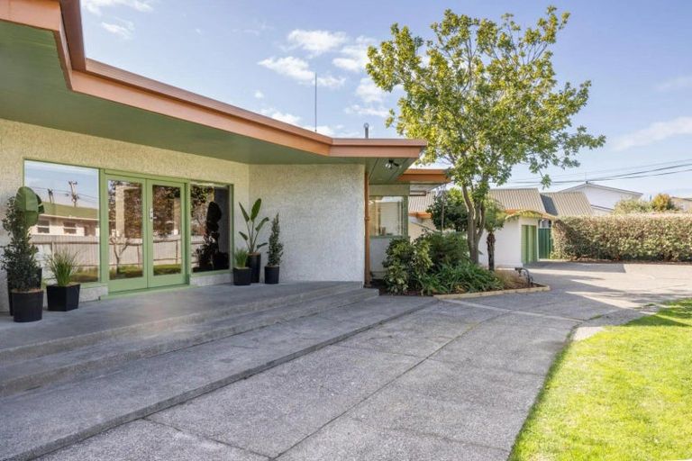 Photo of property in 16 Howard Road, Taradale, Napier, 4112