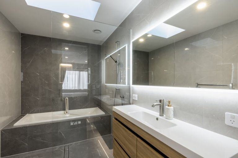 Photo of property in 18 Poplar Drive, Kelvin Heights, Queenstown, 9300