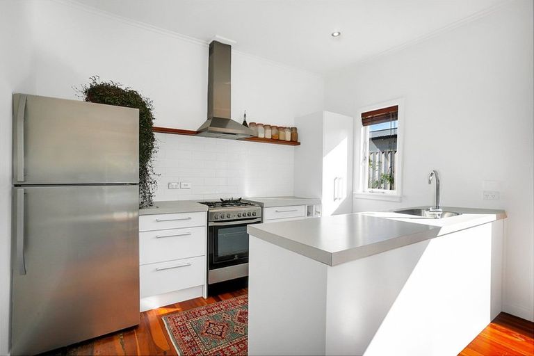 Photo of property in 10 Walmer Road, Point Chevalier, Auckland, 1022