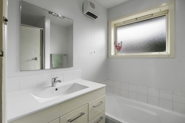 Photo of property in 82 Farquhars Road, Redwood, Christchurch, 8051