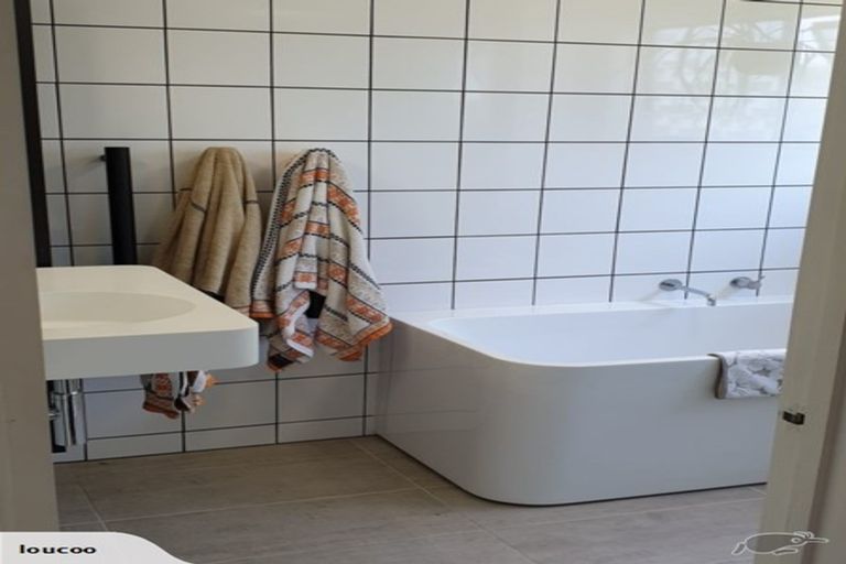 Photo of property in 17 West Glade Crescent, Birkenhead, Auckland, 0626