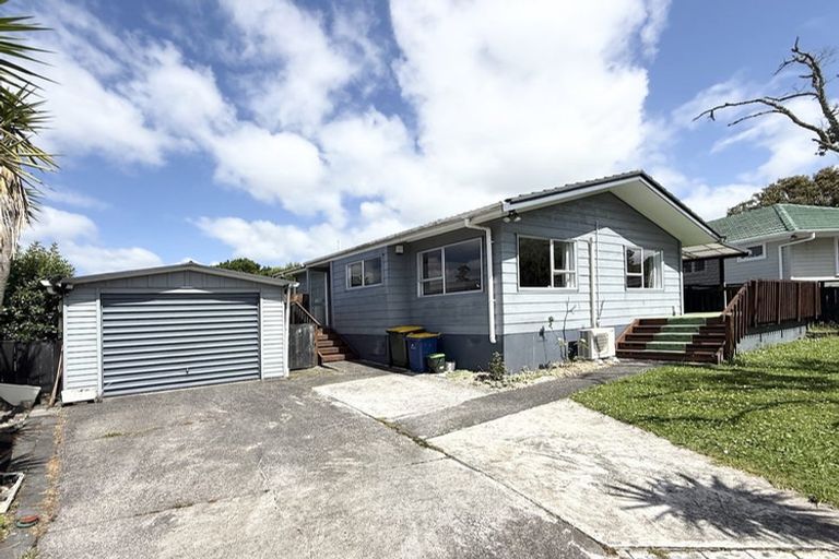 Photo of property in 9 Woodman Place, West Harbour, Auckland, 0618