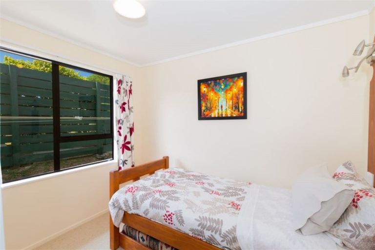 Photo of property in 8a Chapman Street, Newlands, Wellington, 6037