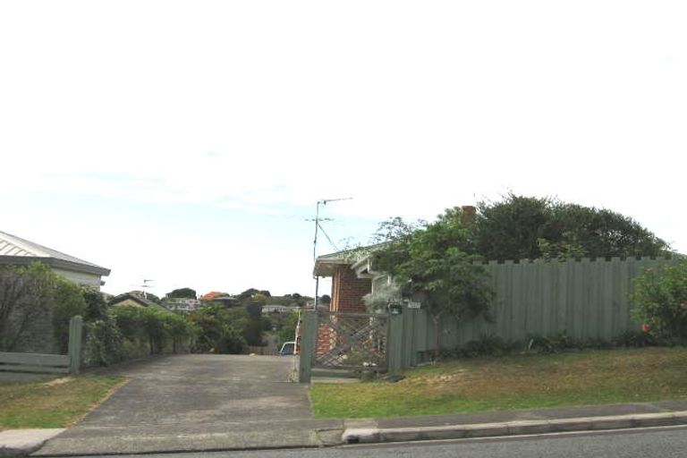 Photo of property in 2/1001 Beach Road, Torbay, Auckland, 0630