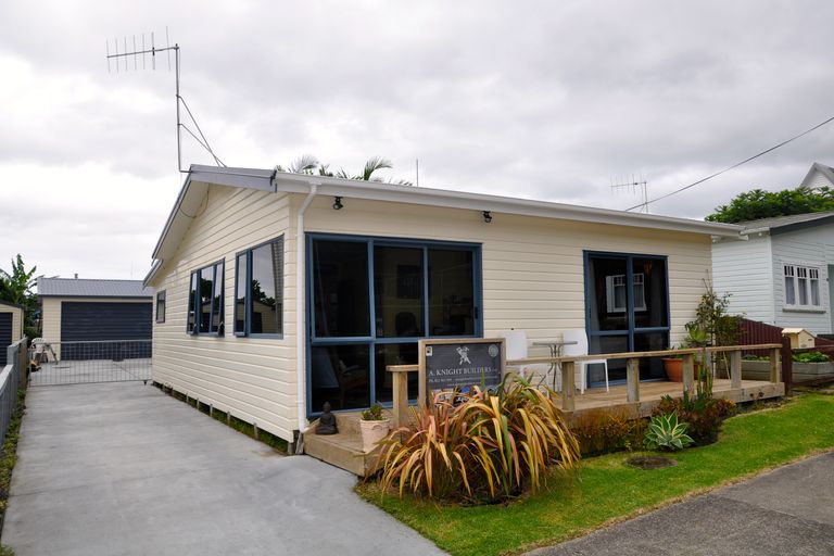 Photo of property in 15 Seaview Road, Waihi Beach, 3611