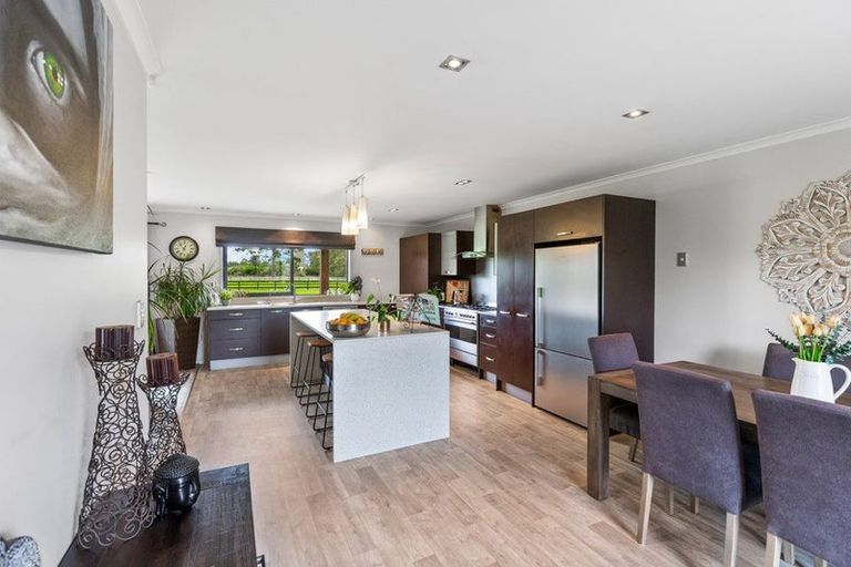 Photo of property in 124 Boord Crescent, Kumeu, 0891