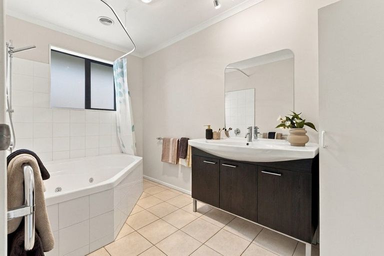 Photo of property in 21 Sorrento Place, Kelvin Grove, Palmerston North, 4414