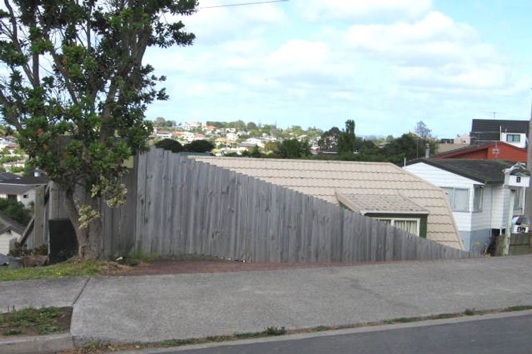 Photo of property in 1 Highgrove Lane, Totara Vale, Auckland, 0632