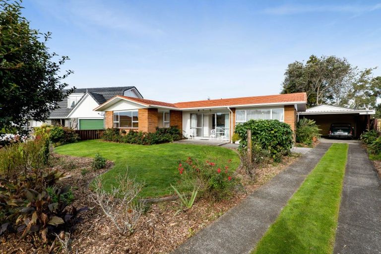Photo of property in 8 Warren Place, Frankleigh Park, New Plymouth, 4310