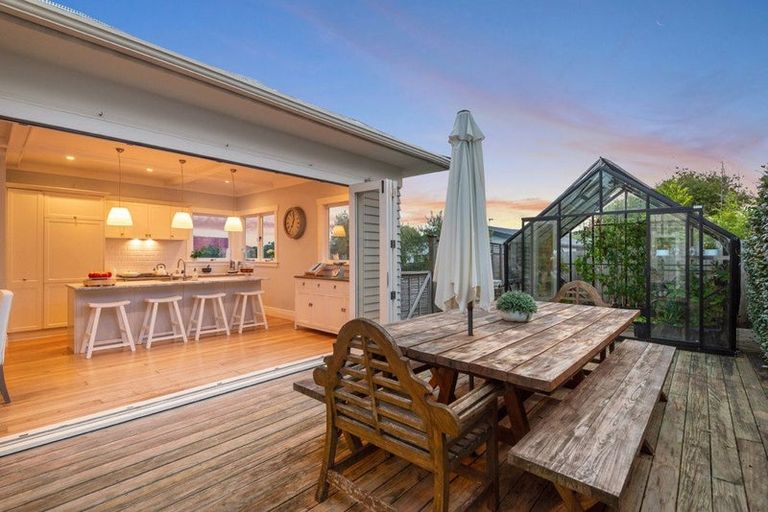 Photo of property in 41 Lake Road, Devonport, Auckland, 0624