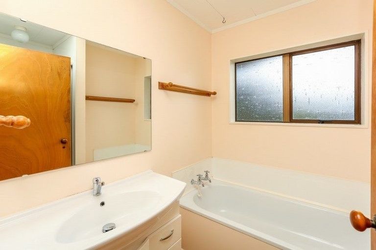 Photo of property in 8a Keats Place, Whalers Gate, New Plymouth, 4310