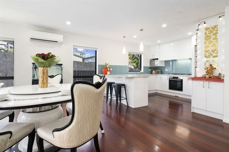 Photo of property in 7a Halcombe Place, Green Bay, Auckland, 0604