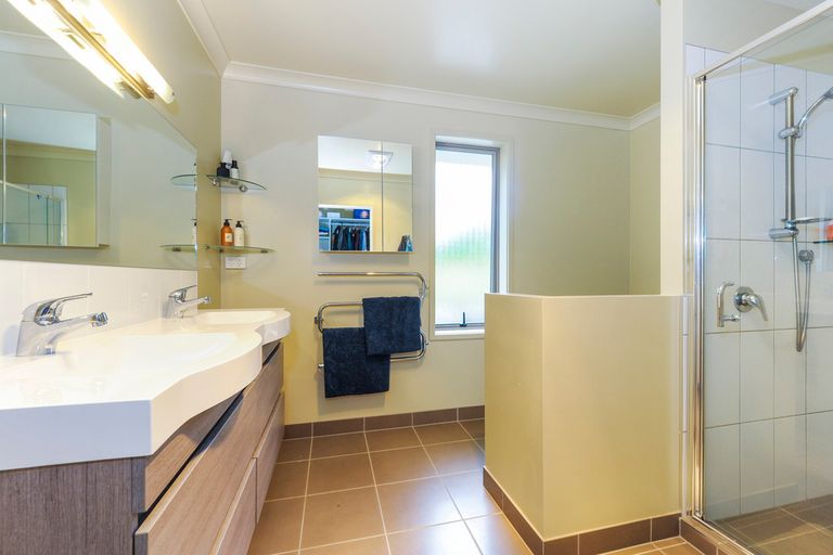 Photo of property in 580 West Coast Road, Oratia, Auckland, 0604