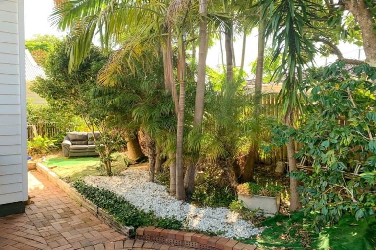 Photo of property in 5 Queen Street, Northcote Point, Auckland, 0627