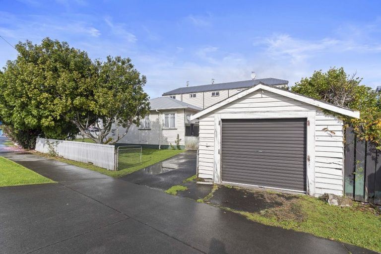 Photo of property in 2 Keeling Road, Henderson, Auckland, 0612