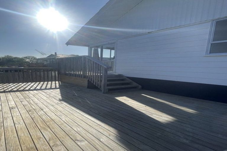 Photo of property in 42 Claverdon Drive, Massey, Auckland, 0614