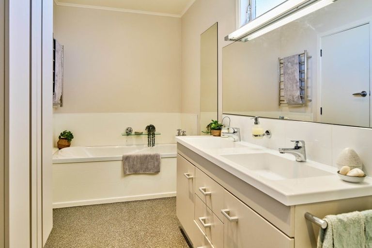 Photo of property in 22 Reese Jones Grove, Maungaraki, Lower Hutt, 5010