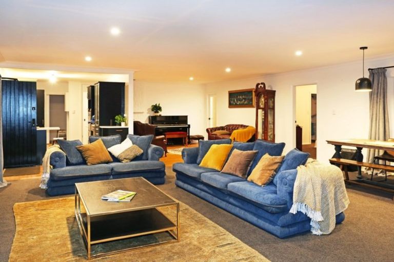 Photo of property in 21 Bush Road, Waiatarua, Auckland, 0604