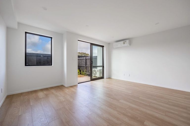 Photo of property in 4/32b Westgate Drive, Massey, Auckland, 0614