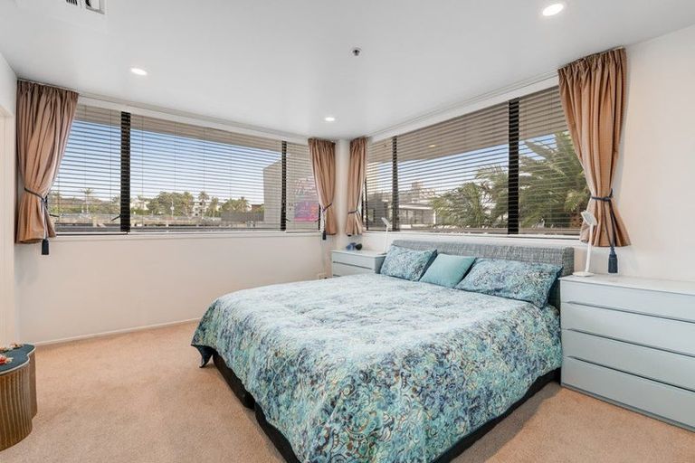 Photo of property in 3a/171 Hurstmere Road, Takapuna, Auckland, 0622