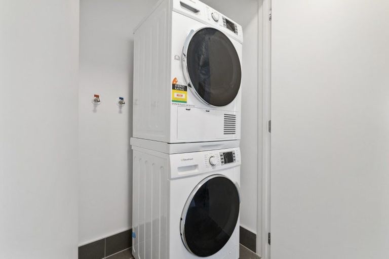 Photo of property in 1/4045f Great North Road, Glen Eden, Auckland, 0602