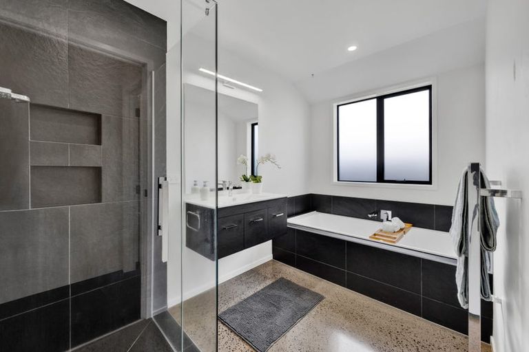 Photo of property in 5 Aheahea Way, Hurworth, New Plymouth, 4310