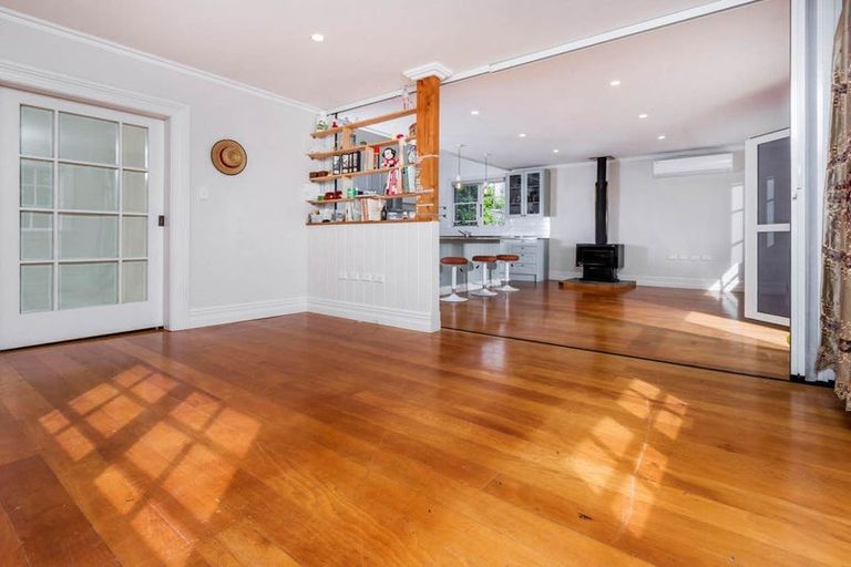 Photo of property in 145 Simpson Road, Henderson Valley, Auckland, 0614