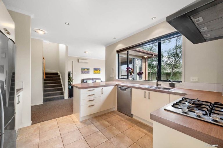 Photo of property in 8 Seamount Drive, Red Beach, 0932