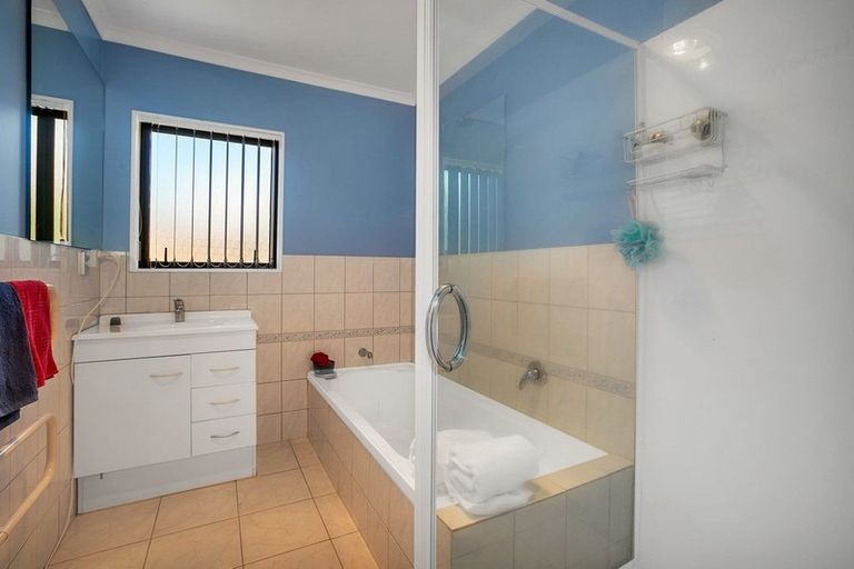 Photo of property in 10 Chieftain Rise, Goodwood Heights, Auckland, 2105