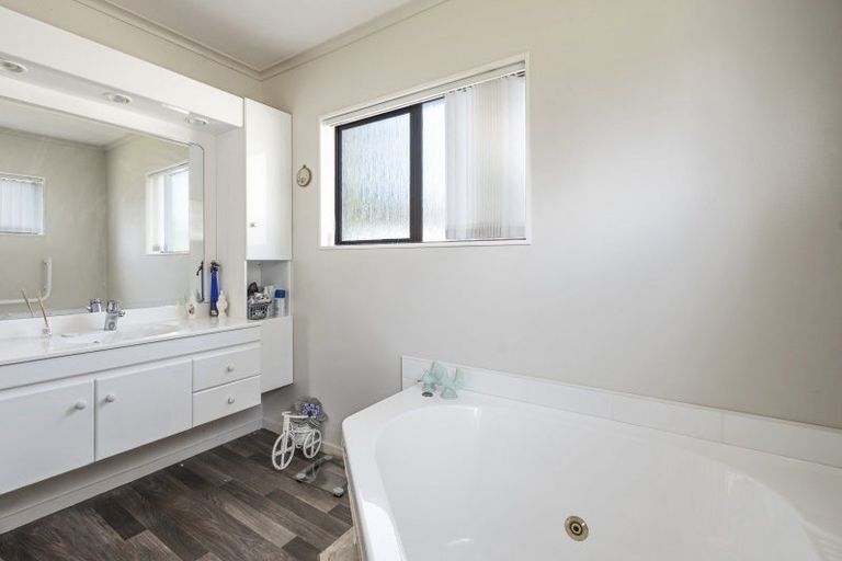 Photo of property in 2 Gibbs Place, Kinloch, Taupo, 3377