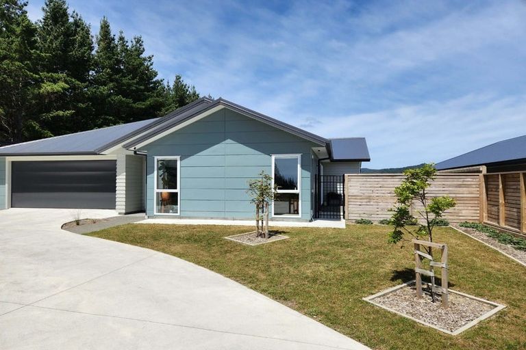 Photo of property in 18 Te Ara O Roimata, Wainuiomata, Lower Hutt, 5014