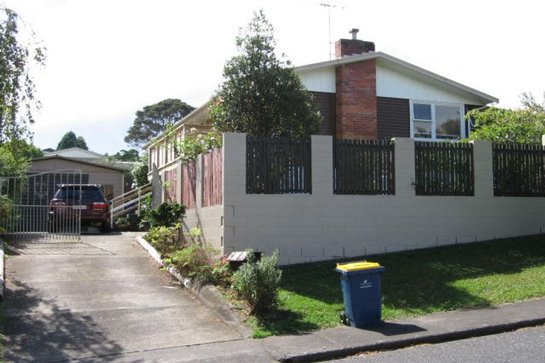 Photo of property in 3 Thuja Street, Green Bay, Auckland, 0604