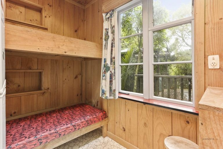 Photo of property in 25 Turanga Road, Henderson Valley, Auckland, 0612