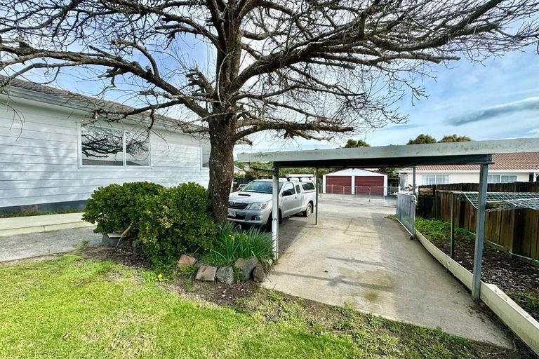 Photo of property in 1/6 Kirklow Place, Goodwood Heights, Auckland, 2105