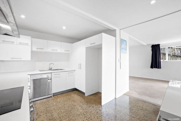 Photo of property in 1a Highgrove Lane, Totara Vale, Auckland, 0632