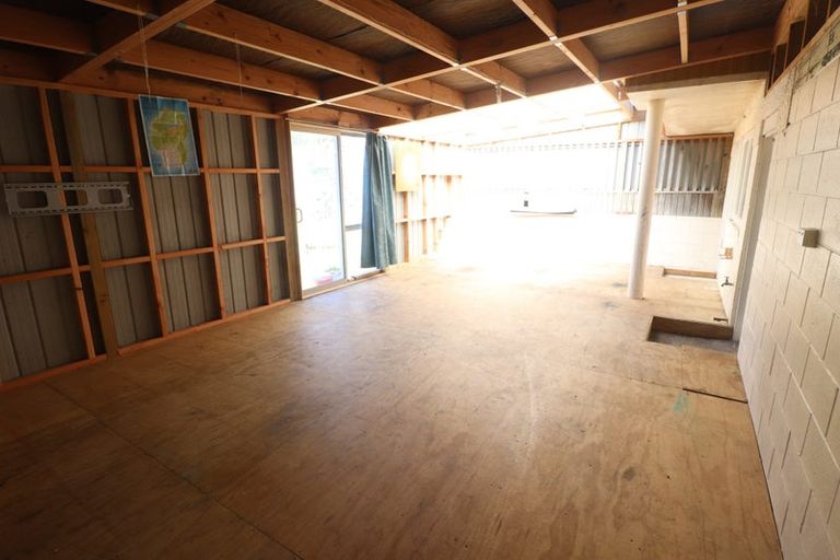 Photo of property in 11 Ellice Road, Totara Vale, Auckland, 0629