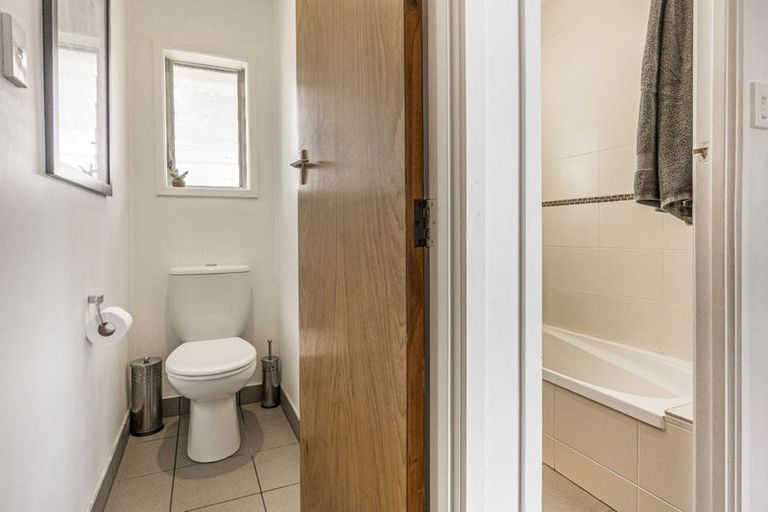 Photo of property in 2/12 Girrahween Drive, Totara Vale, Auckland, 0629