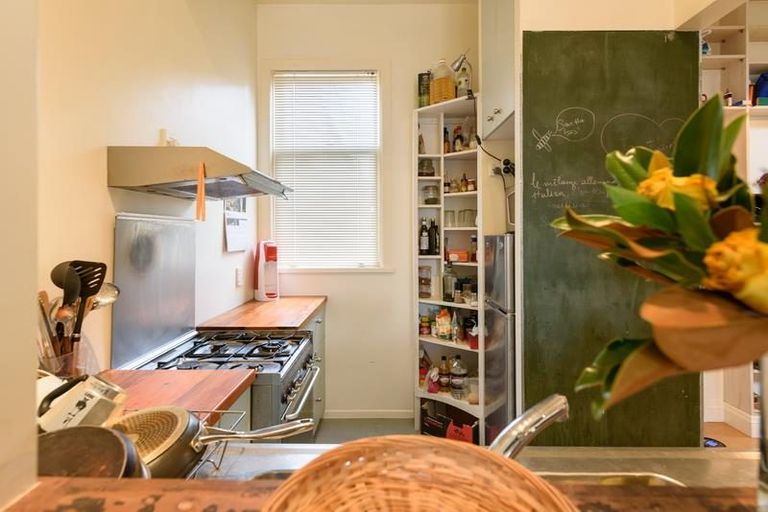 Photo of property in 39 Queen Street, Mount Victoria, Wellington, 6011