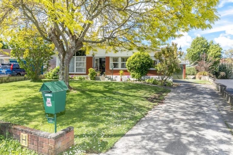 Photo of property in 16 Bowen Place, St Andrews, Hamilton, 3200