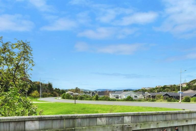Photo of property in 1 Banks Boulevard, Whitby, Porirua, 5024