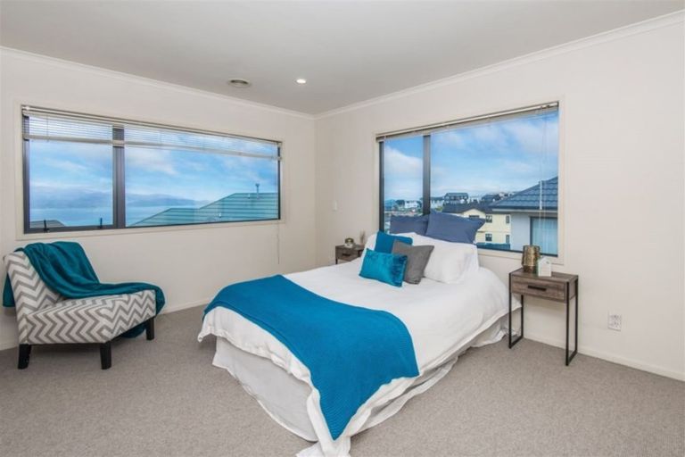 Photo of property in 9 Dress Circle, Newlands, Wellington, 6037