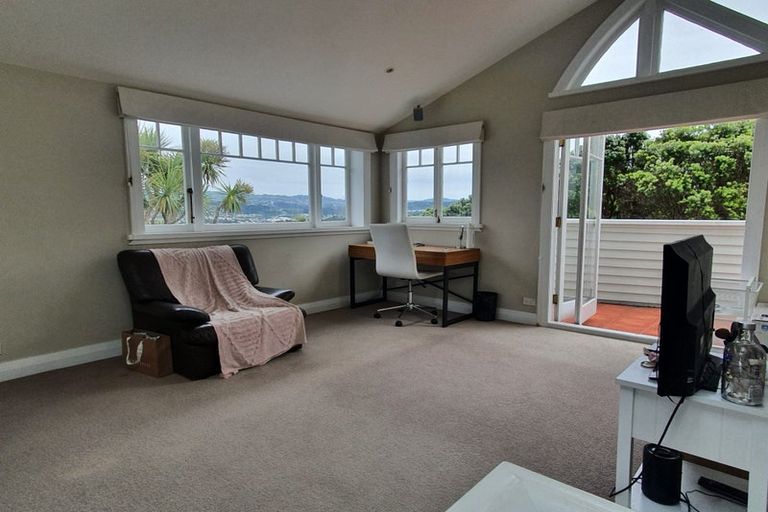 Photo of property in 49 Tio Tio Road, Miramar, Wellington, 6022