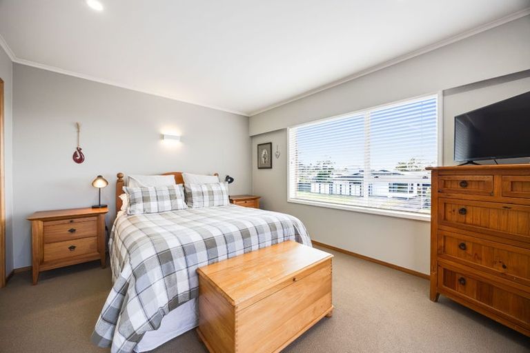 Photo of property in 5 Tanoa Place, Glendene, Auckland, 0602