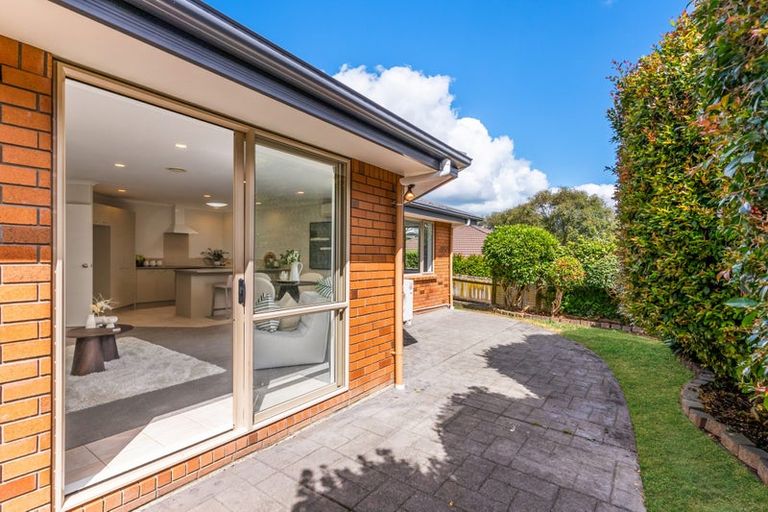 Photo of property in 5 Sunvista Avenue, Oteha, Auckland, 0632