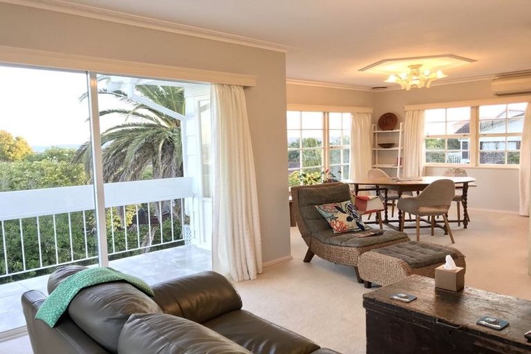 Photo of property in 9 Chelsea View Drive, Chatswood, Auckland, 0626